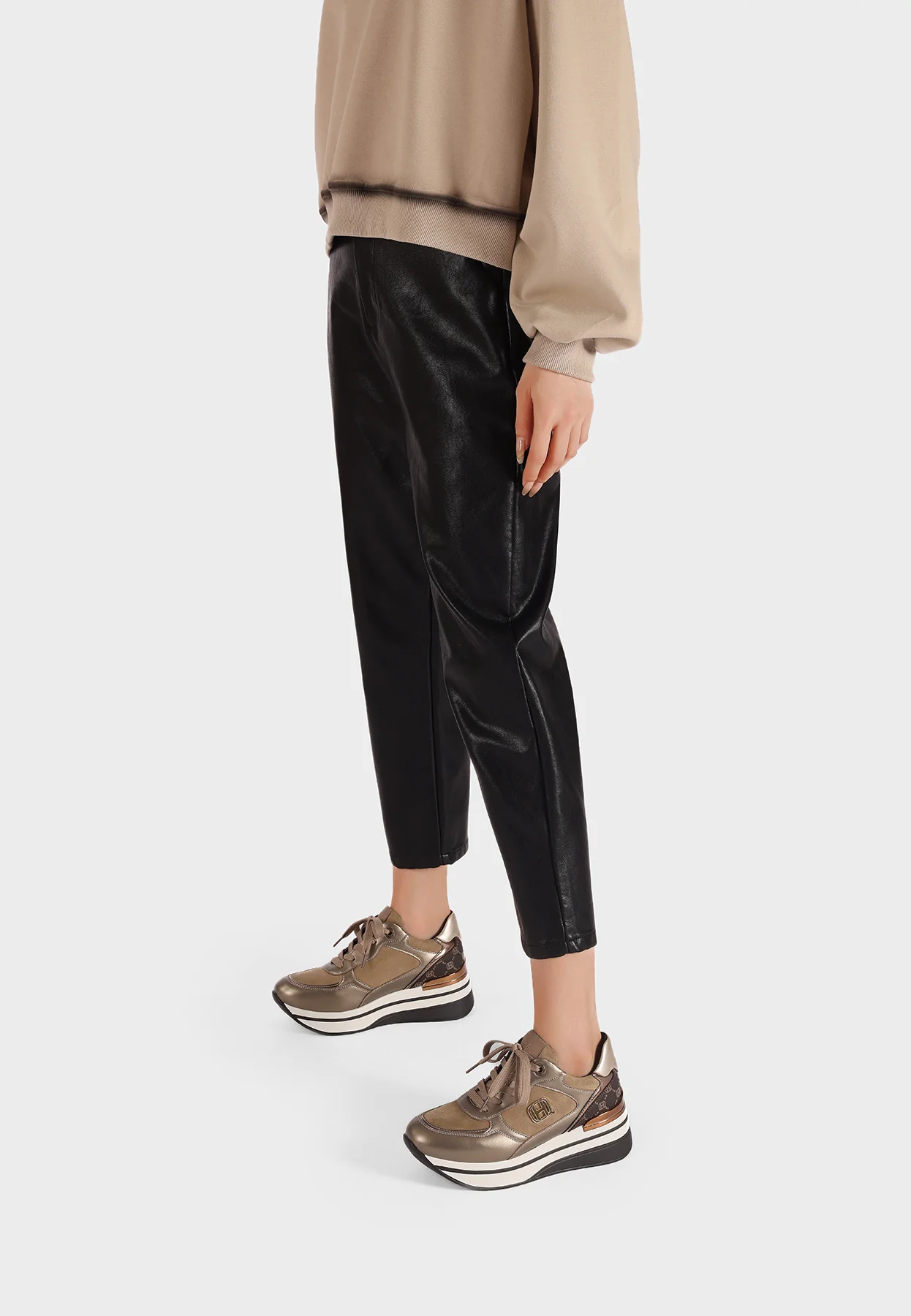 Sneakers da donna con zeppa e dettagli logati X33-26