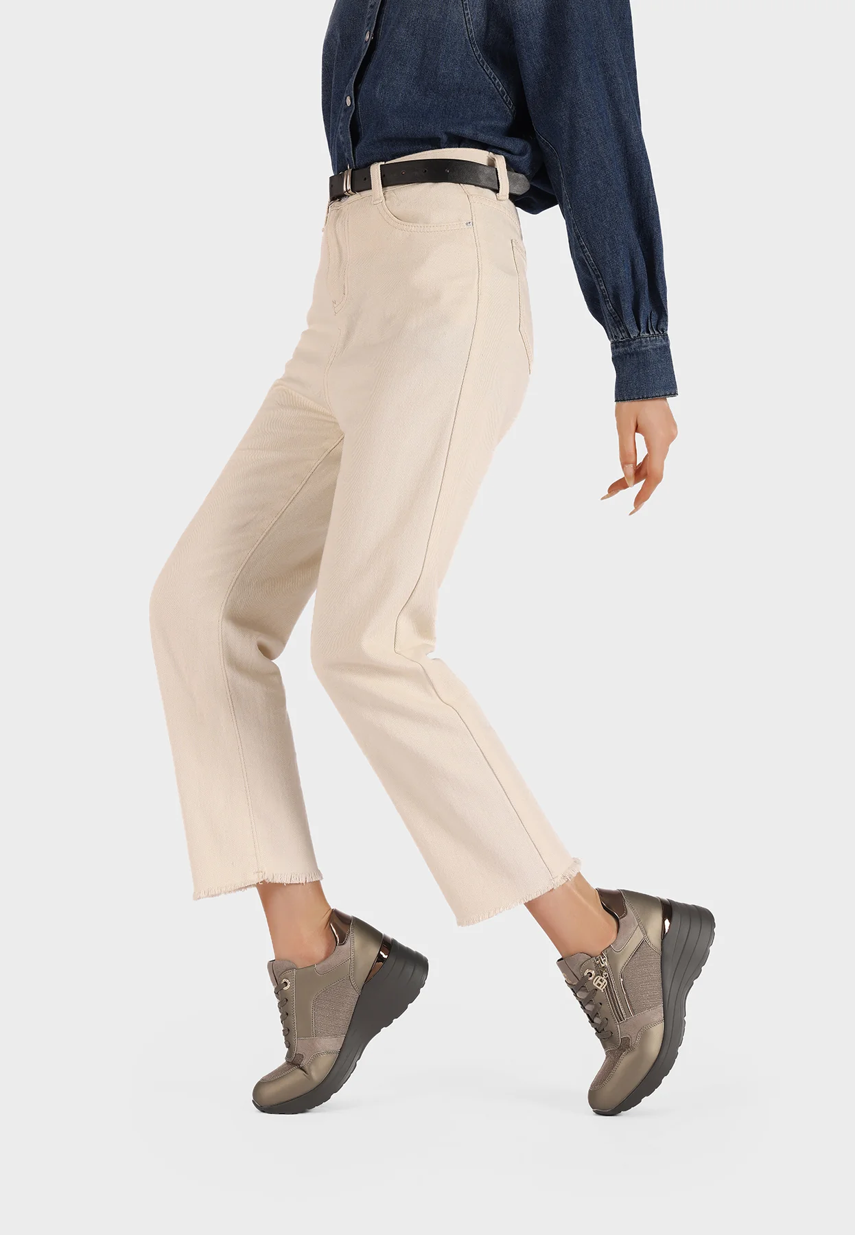 Sneakers da donna con zeppa e dettagli metallici X33-30 - Image 7