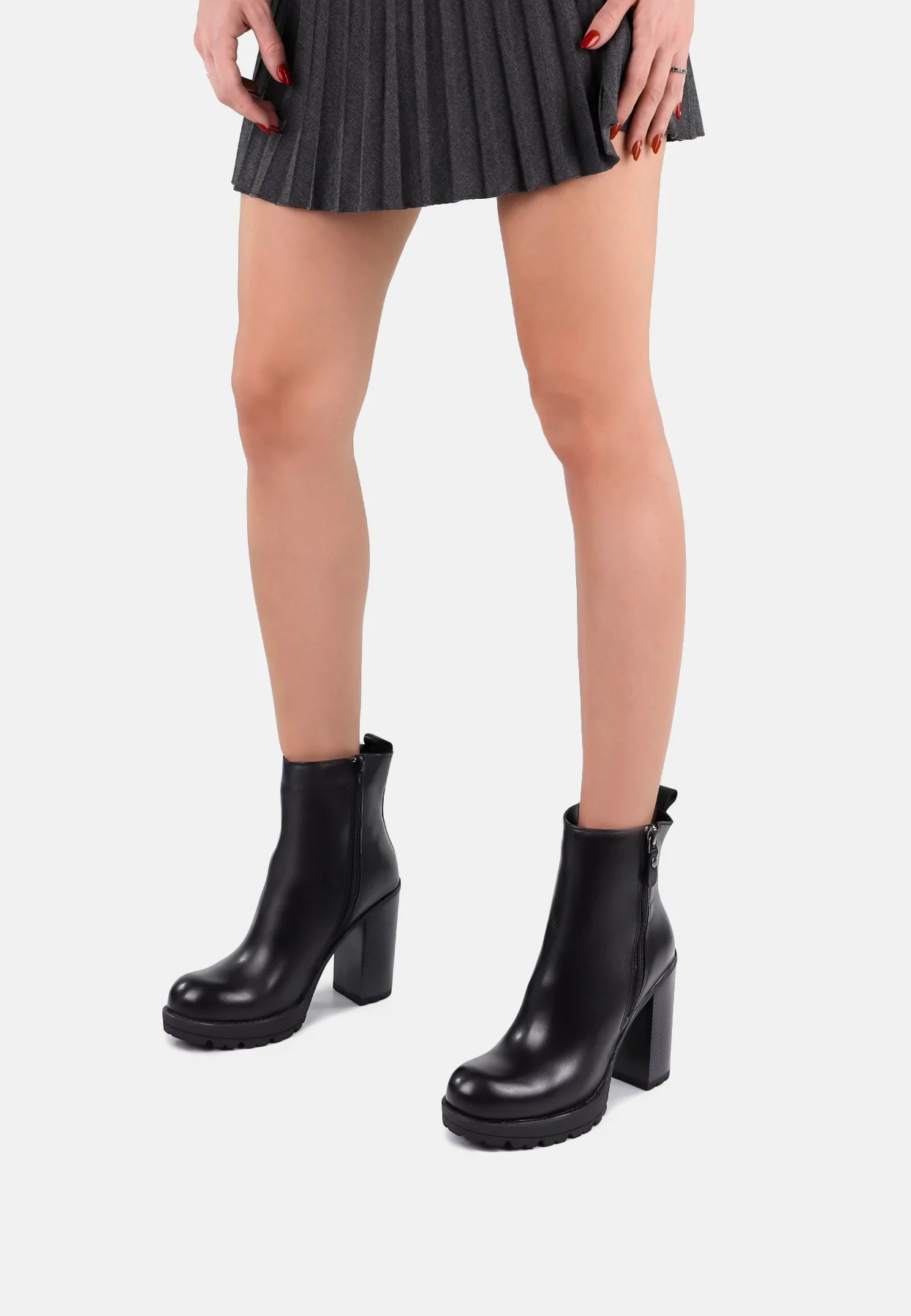 Stivaletto nero con tacco largo e plateau QH23 S407