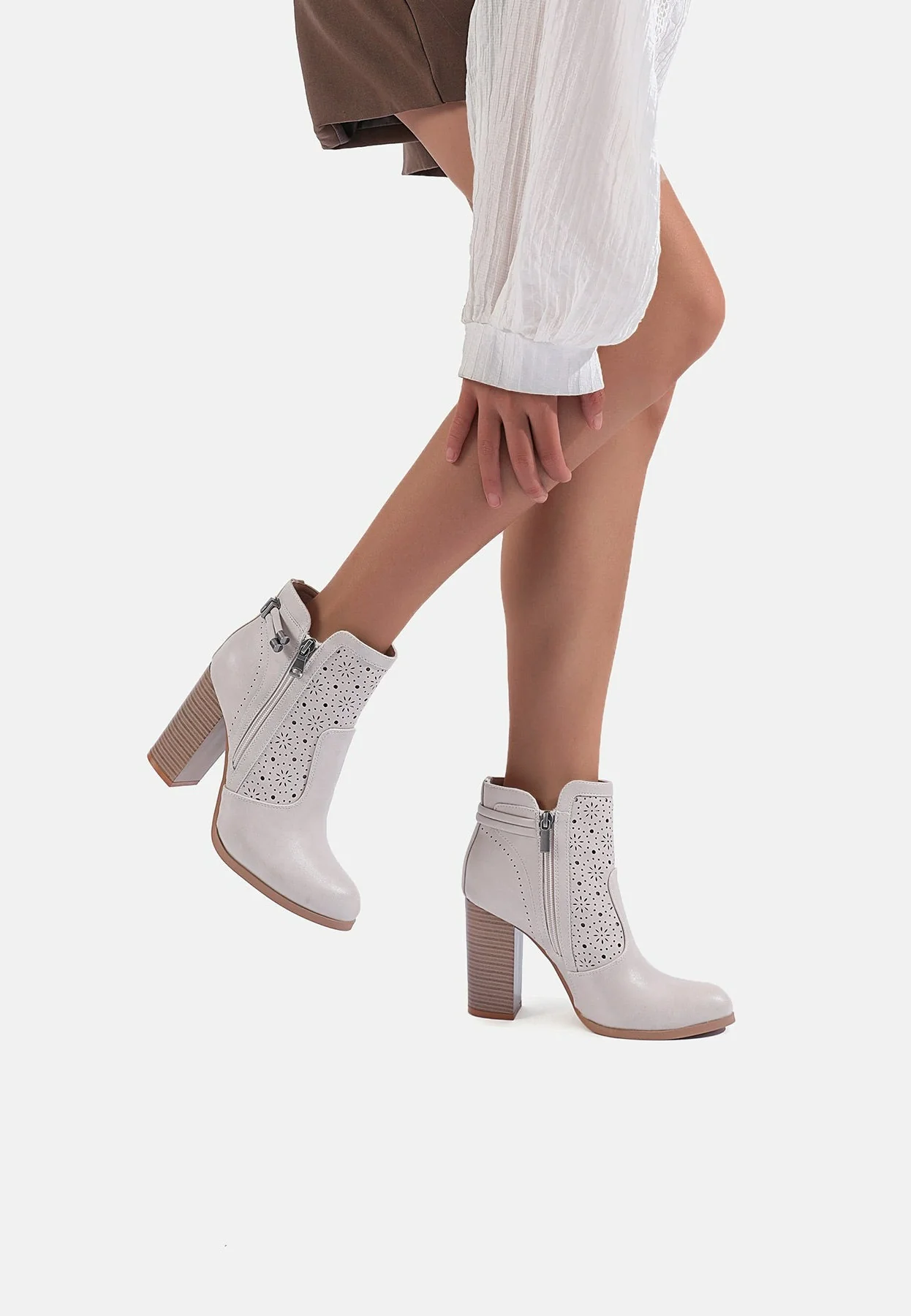Stivaletto traforato beige con tacco alto e decorazioni X30-112