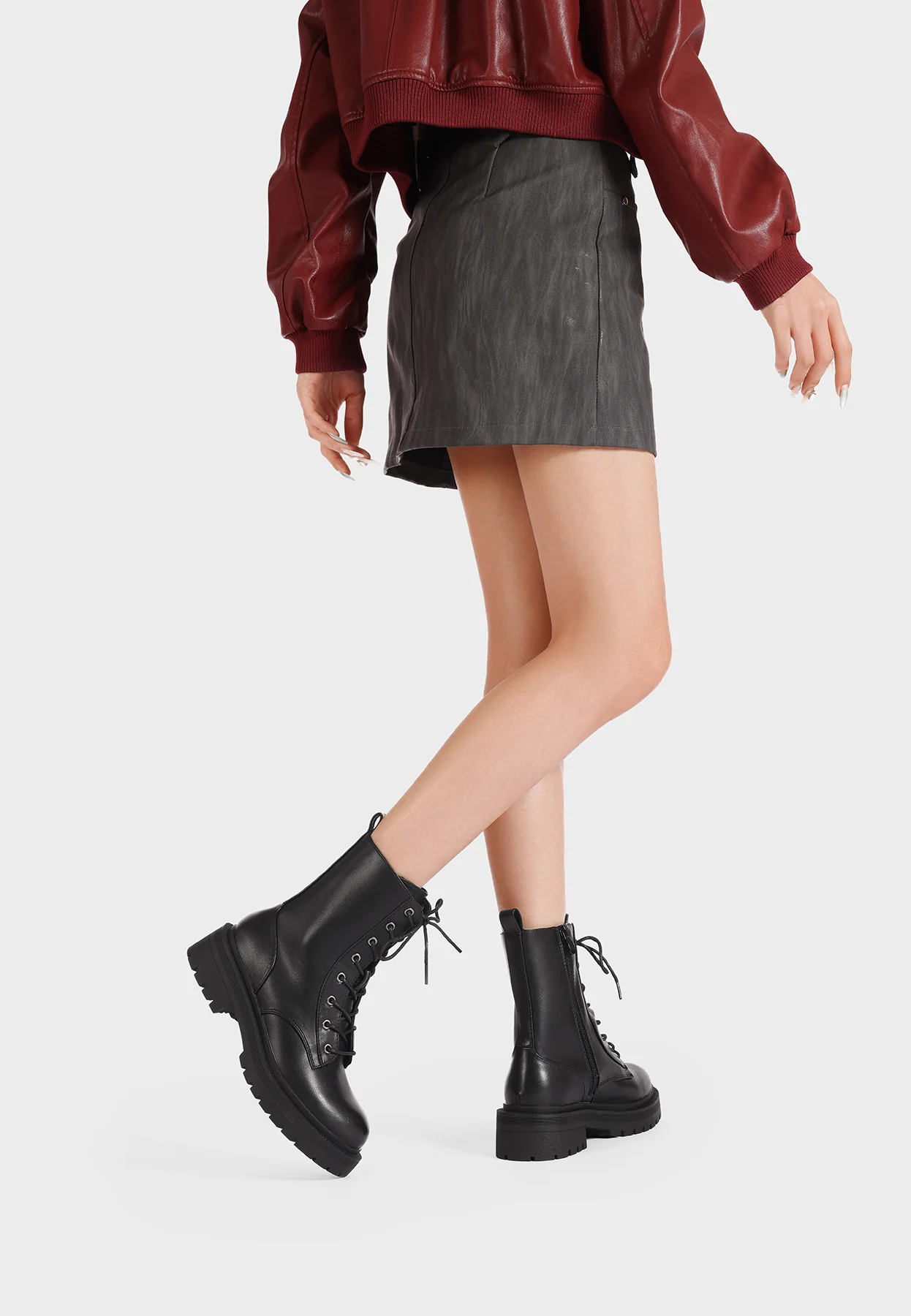 Anfibi da donna alti in ecopelle con lacci X33-47
