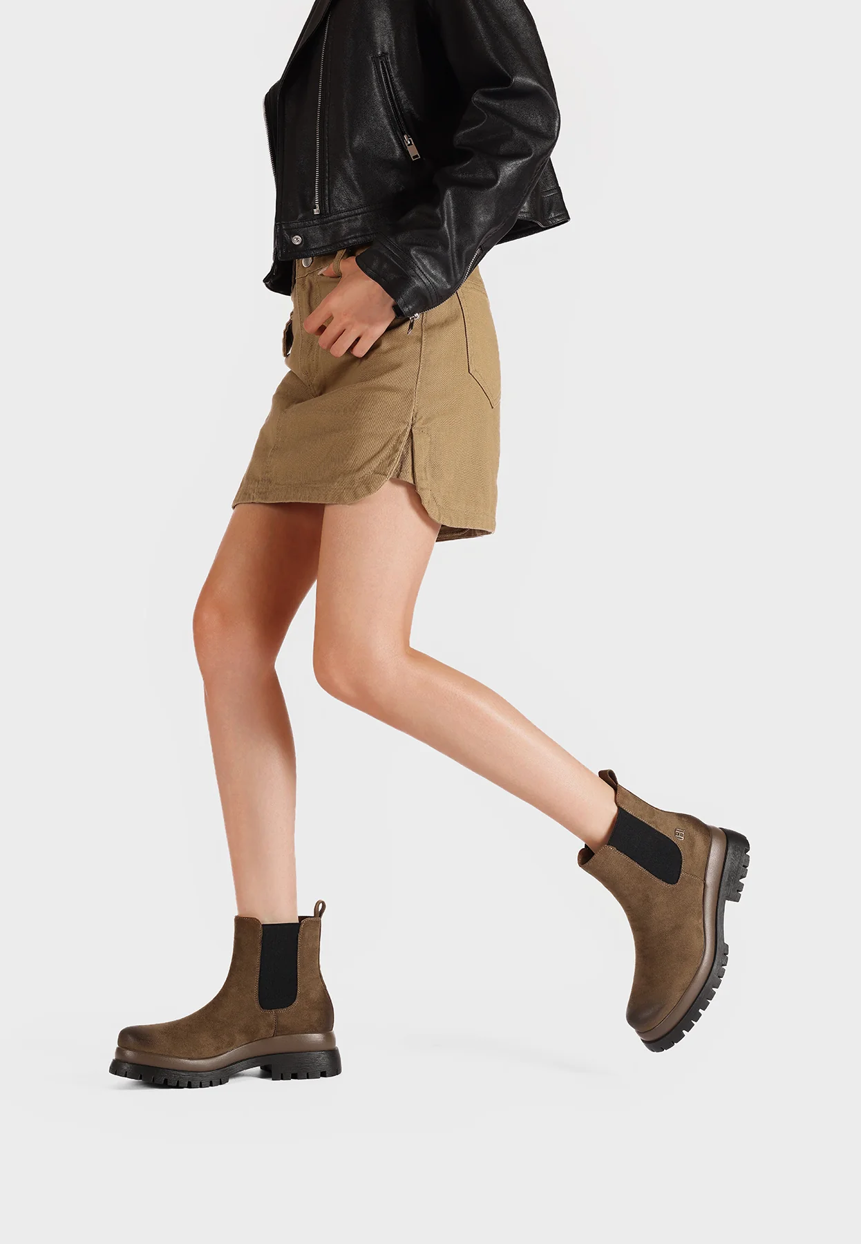 Stivaletti da donna chelsea con suola carrarmato X33-97